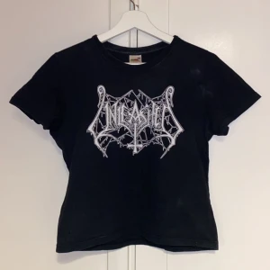 T-shirt med coolt tryck🫶 - superfin topp köpt på second hand! bra skick, säljer pga inte min stil längre🫶 pris kan sänkas vid snabb affär :)