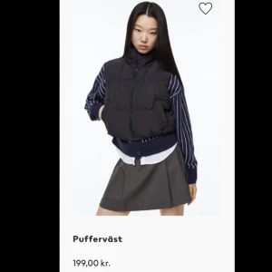 SVART H&M VÄST - Nyskick svart väst i strl M från H&M.💗 Inte använd. Passar perfekt nu under våren och sommaren 😍🥰Köpte den för 199:- Tar bud från 150kr🔥