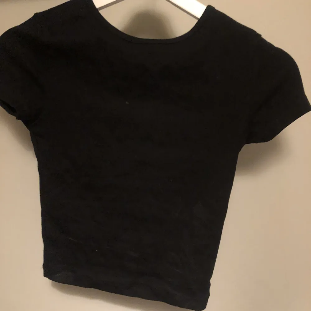 Säljer denna svarta t shirten från Ginatricot! Knappt använd och är i väldigt bra skick!💓💓 Kontakta för mer info och bilder❣️  Tryck EJ på ”Köp nu” . T-shirts.