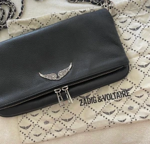 ZADIG & VOLTAIRE - Säljer nu min fina Zadig & Voltaire väska. Den är äkta och i fint skick. Långt och kort band skickas med samt dustbag. Nypris: ca 3 800   Säljer för 1 150 ❤️ Den stora modellen🫶🏽