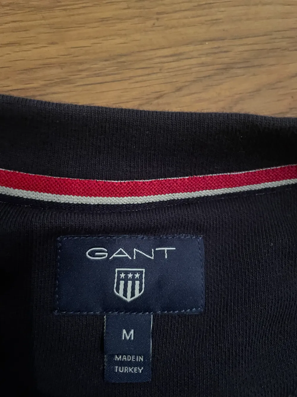 Gant sweatshirt i storlek M. Har använts ett fåtal gånger, passar M och kanske L. Nypris är runt 1000 kr. Tröjor & Koftor.