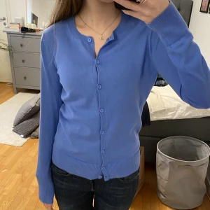 Blå kofta - Jag säljer denhär super fina blå koftan med knappar. Den är aldrig använd och därför helt i nyskick! Koftan är i storlek S. 💕