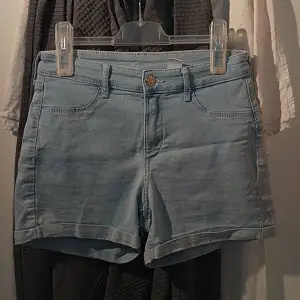 Super snygga jeans shorts från zara. Säljer pågrund utav att dom inte passar min kropps form. Använda tre gånger och är i ny shick!! 