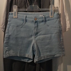 Jeans shorts  - Super snygga jeans shorts från zara. Säljer pågrund utav att dom inte passar min kropps form. Använda tre gånger och är i ny shick!! 