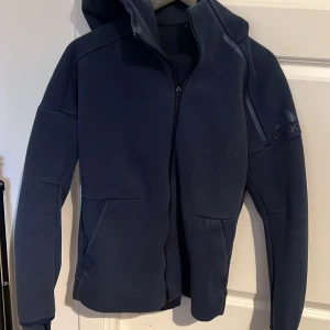 Adidas dress, mörkblå str S - Adidas dress Strl S