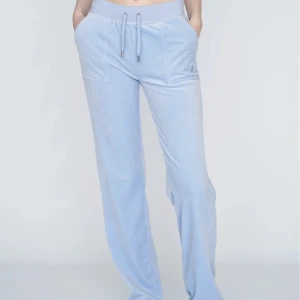 blå juicy byxor - ett par blå juicy byxor i strl xxs passar även xs, säljer då jag inte använder de, kontakta för fler bilder och info