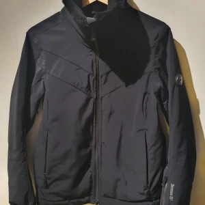 J.Lindeberg skidjacka strl S - Säljer dotterns J.Lindeberg skidjacka. Anvönd 1 gång. Present som hängt i skåpet. Verkar inte säljas längre. Länk till information: https://www.sportgardena.com/en/online-shop/ski-wear/women-s-ski-wear/ski-jackets/j.lindeberg-griggs-dermizax-ev-jkt-866 