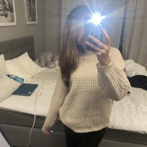 Stickad tröja  - Säljer denna super fina stickade tröjan. Säljer eftersom den inte kommer till längre. Kontakta mig vid intresse och köparen står för frakten💕