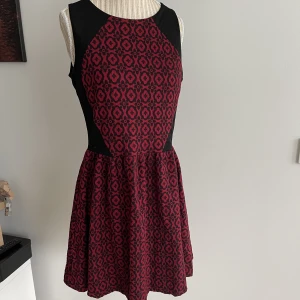 River Island klänning st S - River Island vardags klänning  St S Röd/svart