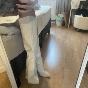 Vit/beige boots - OBS råkat lägga bud! Man kan köpa dom nu! Vita/beige boots från zalando, skinn imitation. Väldigt bra skick aldrig använda . Storlek 39 men passar även 38 då jag själv har 38/39 i stl. Möts i gbg eller Ale annars kan man själv stå för frakten. 