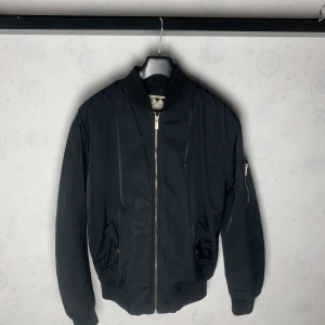 BomberJacka [S] - Fräsch bomberjacka i storlek S från Junkyard. 
