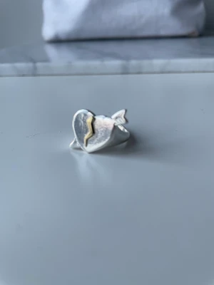 Lottahasselblad ring - Säljer min lottahasselblad ring i storlek 16! Nypris 950 och jag säljer för 500!!!!!! Endast använd två gånger❤️