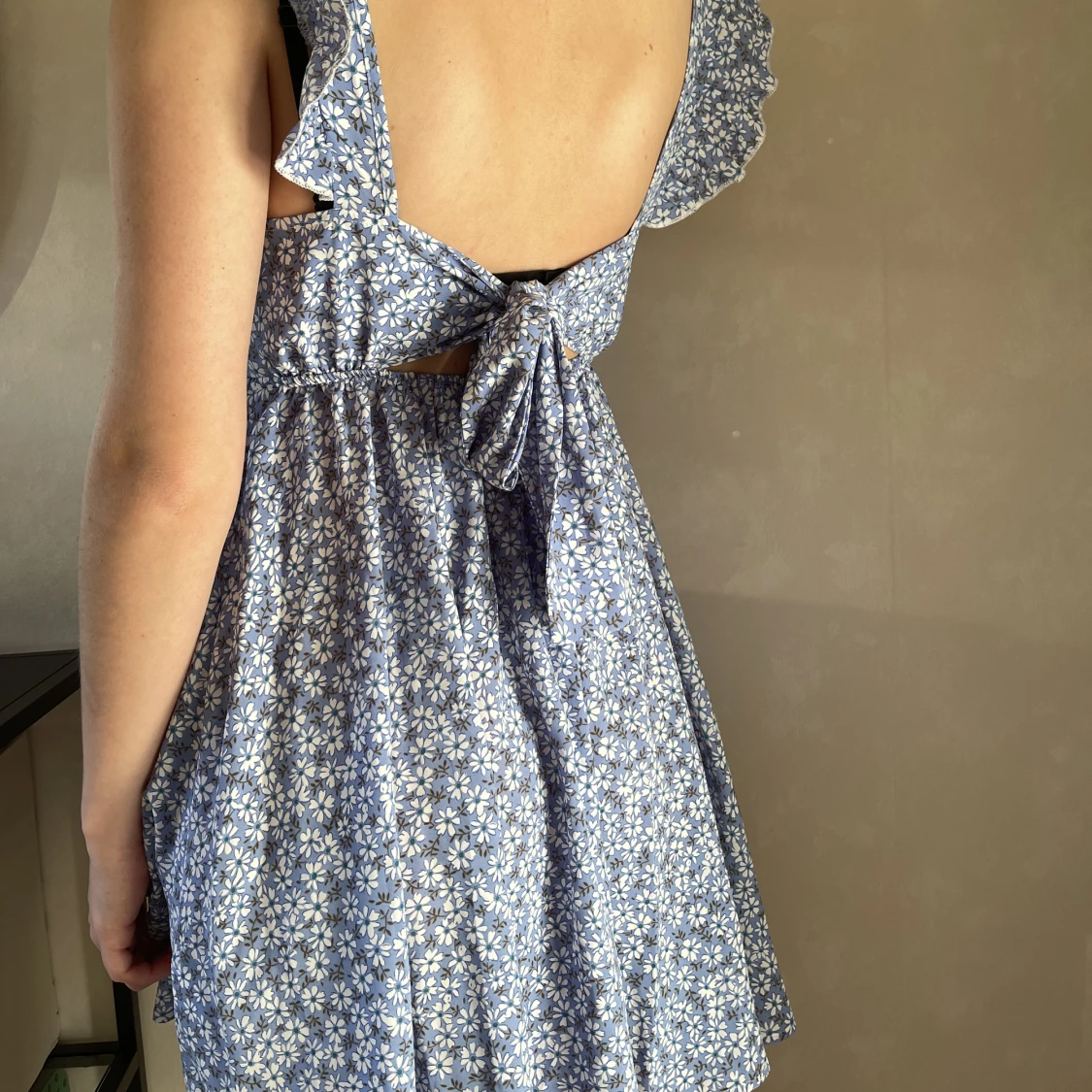 Ljusblå blommig klänning 