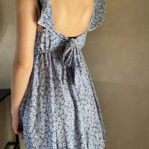 Jättesöt ljusblå klänning med blommor från shein. Aldrig använda, säljs pga inte min stil. <3
