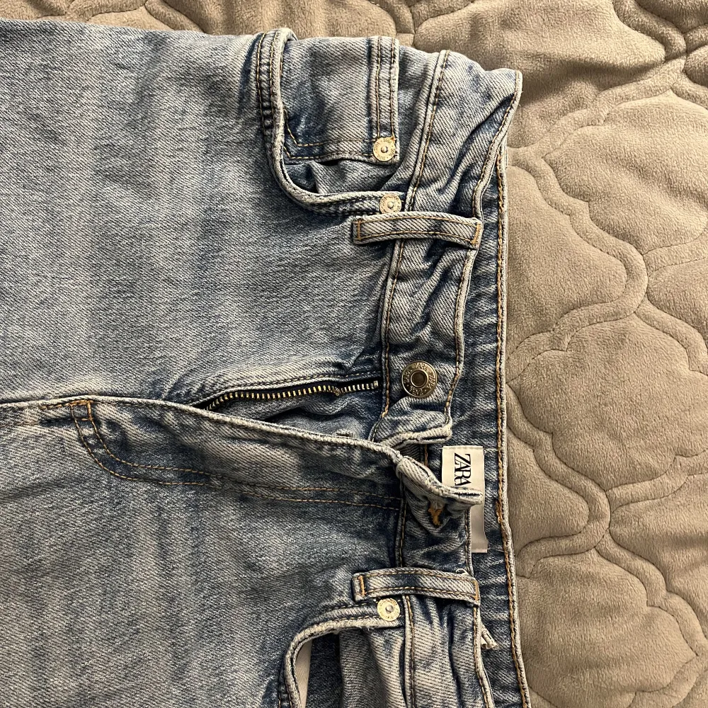 Lite mörkblåare jeans från zara i storleken 36 kontakta för intresse🤗. Jeans & Byxor.