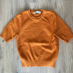 Tröja zara! - Köpt på plick för länge sen, har inte kommit till användning, stretchigt material, passar nu till våren
