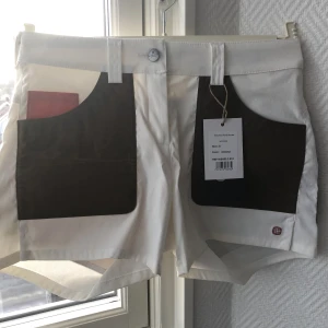 Shorts med äkta läder fickor - Oanvända, nya shorts från Amundsen med äkta läderfickor. Lapp sitter kvar. Köpta för 1600kr. Pris kan diskuteras. Fler bilder skickas vid önskemål. 