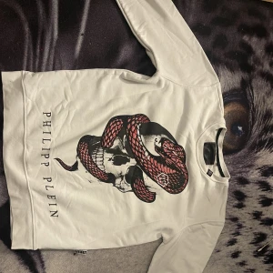 Philip plein  - Använd Max 2-3 gånger storlek XXL men liten i storlek så passar storlek M helst, mäntröja men klär fint på tjejer med. Pris går att diskutera 