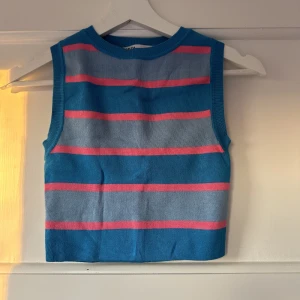 OANVÄND linne från zara - Fint stickat linne från zara! Väldigt skönt och snyggt! Har i flera olika färger men just denna färgen kommer tyvärr inte till användning. Aldrig använd så jättefint skick!