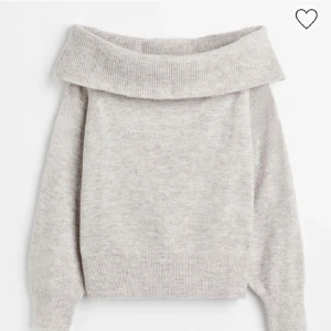 Stickad off shoulder tröja - Säljer nu denna stickade of shoulder tröja som är helt slutsåld på H&M hemsida. Storlek: M, aldrig använd, så den är i nyskick💕 köparen står alltid för frakten💕!