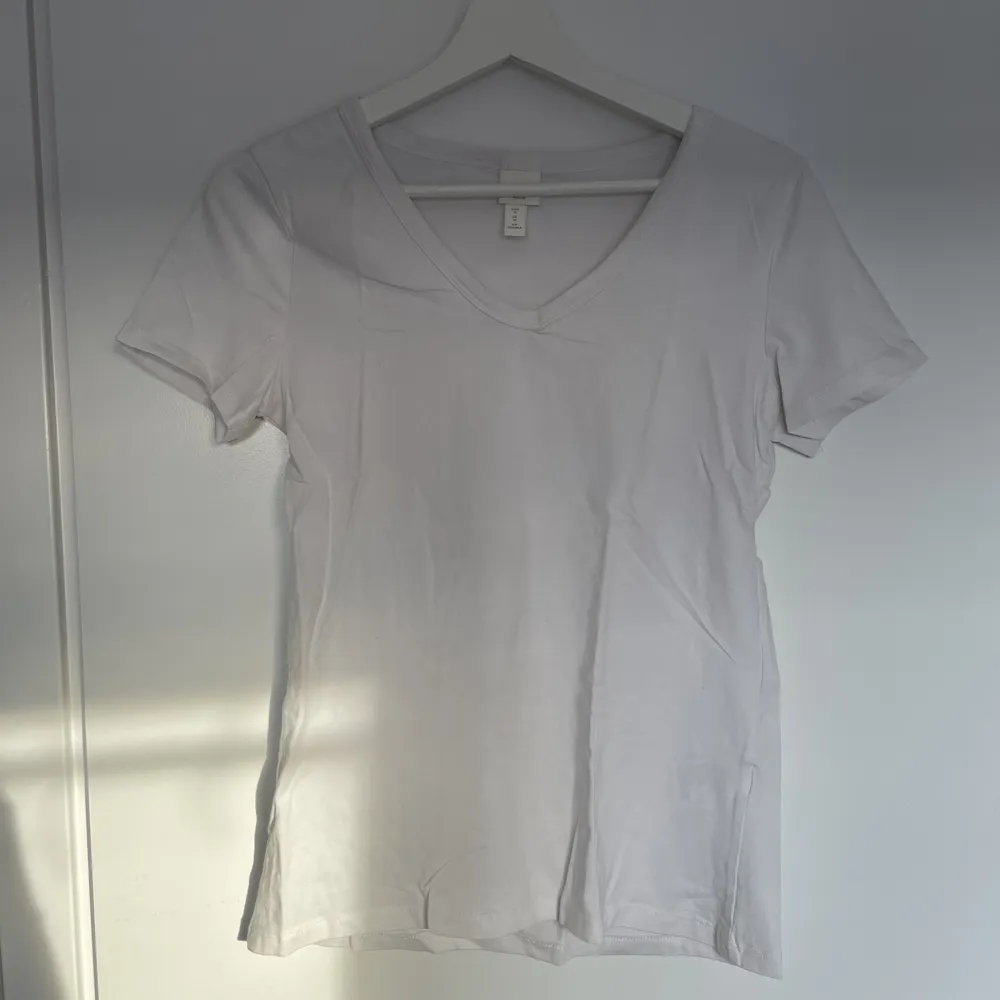 V-ringade vit t-shirt. Använd endast en gång för flera år sen så känner inte att jag behöver ha kvar den. Frakt tillkommer.. T-shirts.