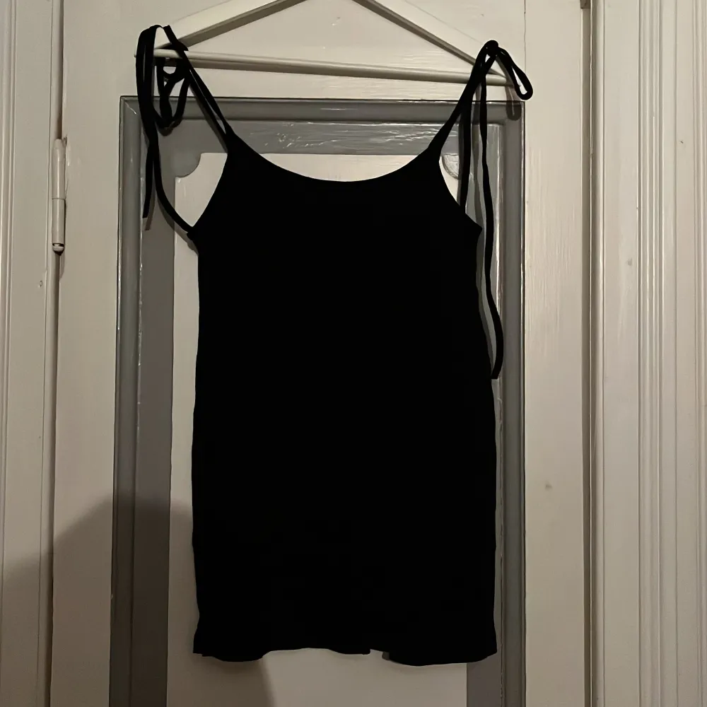 Ribbad svart kjol från SHEIN med axelband. Knappt använd. Säljer för 50kr+frakt. Kjolar.