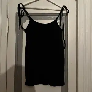 Ribbad svart kjol från SHEIN med axelband. Knappt använd. Säljer för 50kr+frakt