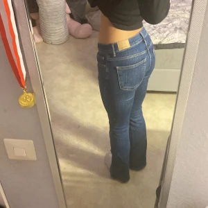 Low waist jeans - Ett par jättefina low waist jeans från Gina i storlek 34 men passar även för de som har storlek 36. Använt några gånger och har inga skador alls. Köpare står för frakt!