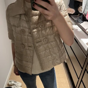 Herno jacka storlek s - Sååå unik och fin herno jacka. Aldrig använd. Köpt för cirka 4000kr. Har lappar och extra knapp kvar. 