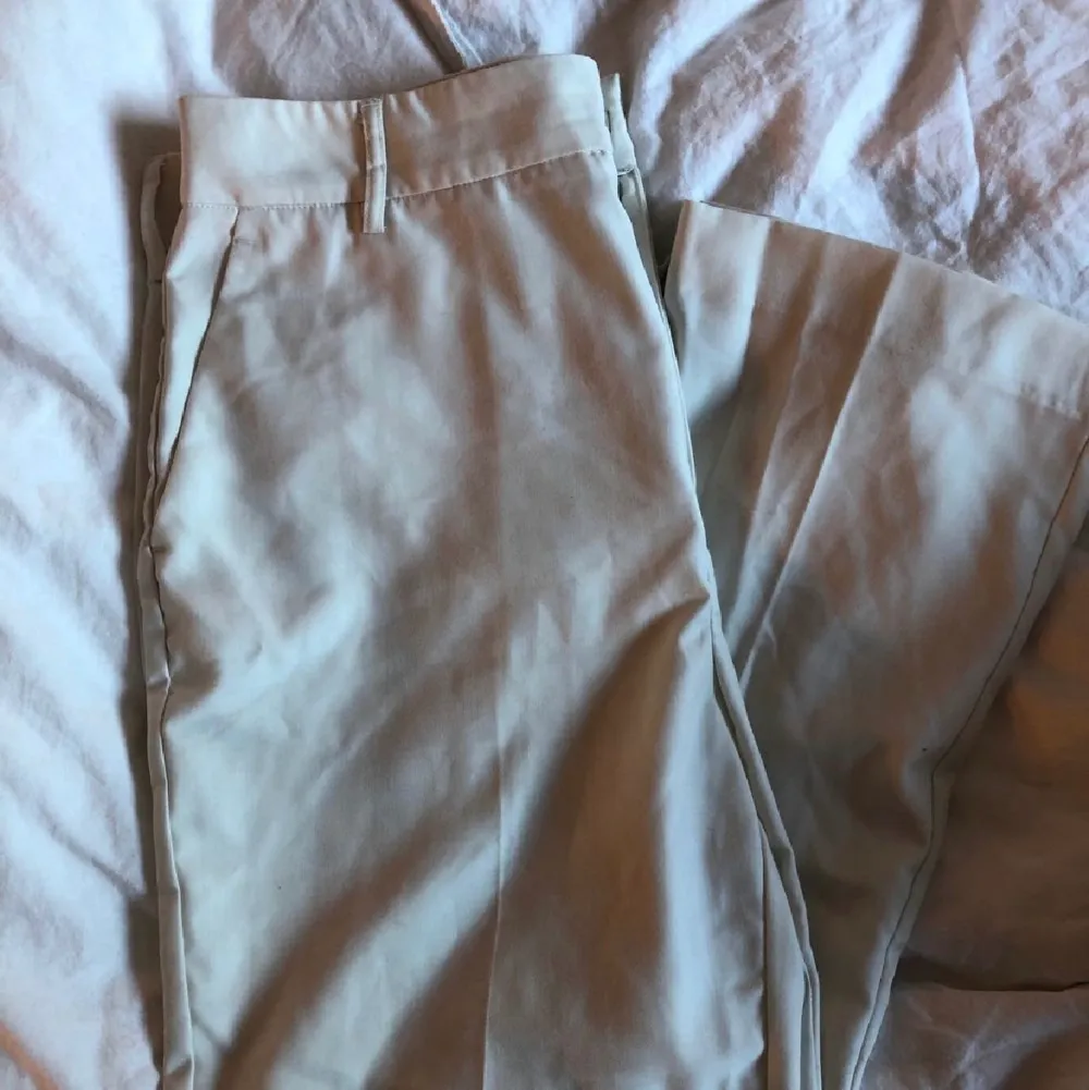 Säljer mina vita raka kostymbyxor från Gina tricot i strl 36! Använda fåtal gånger så i ny skick 🫶🏻 OBS inte mina bilder (skriv för egna bilder)💕. Jeans & Byxor.