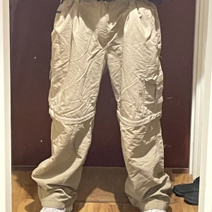 Cargobyxor - Yäni cargopants. Fett skrynkliga på bilden men aja. Varför fuck finns inte beige som färg på plick