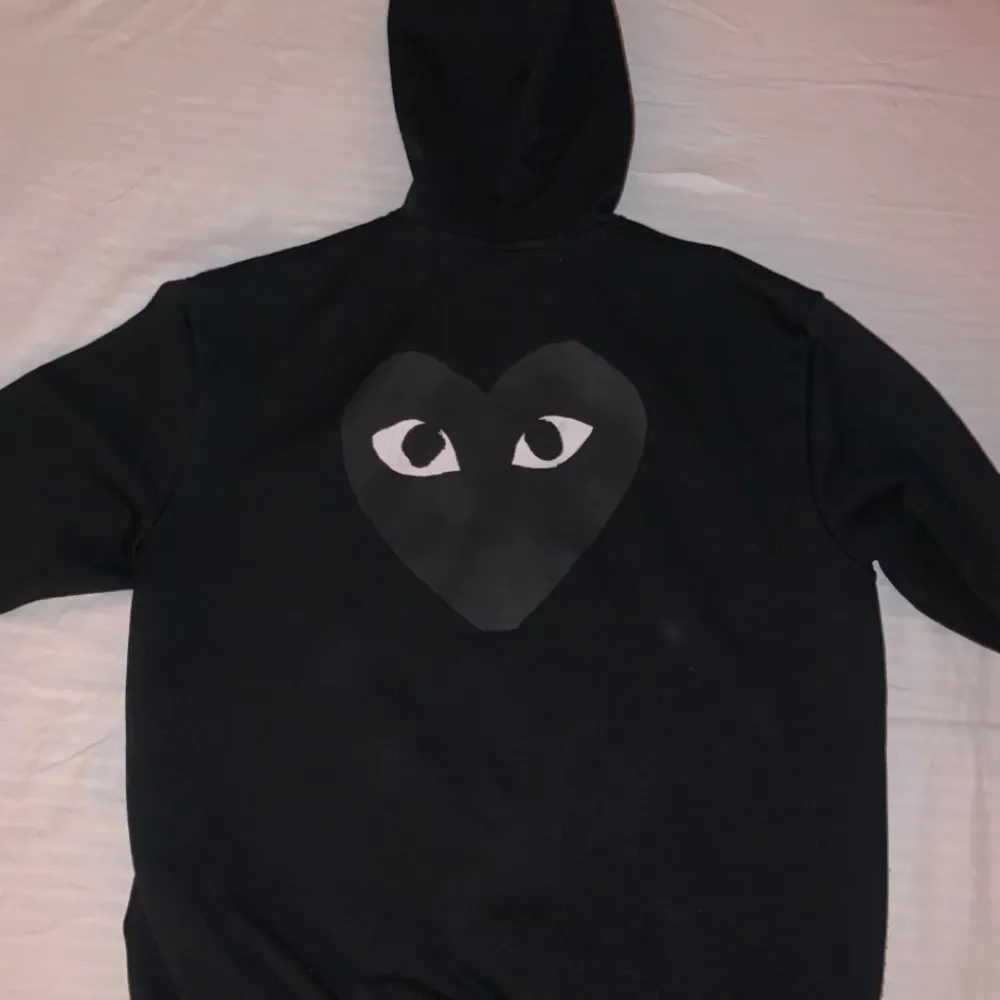 En svart Cdg zip hoodie i fint skick, nypris ca 3000kr. Storlek L men passar även M om man vill ha lite större fit på den! Om priset ej duger, lägg ett prisförslag!. Hoodies.