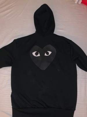 En svart Cdg zip hoodie i fint skick, nypris ca 3000kr. Storlek L men passar även M om man vill ha lite större fit på den! Om priset ej duger, lägg ett prisförslag!