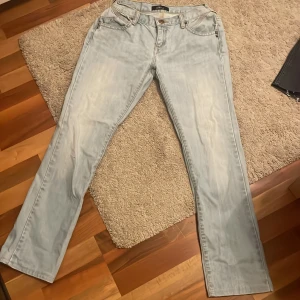 Ljusa lågmidjade jeans - Ljusa lågmidjade jeans, köpta second hand. Innerbenslängd: 75cm Midjemått: 78cm Köpare betalar frakt!🫶🏽