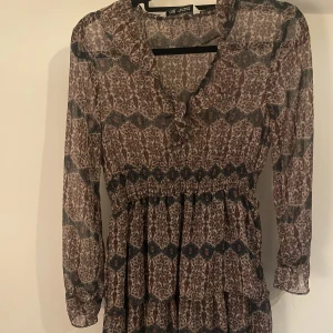 Klänning  - En populär klänning från zara i storlek Xs💓 Köp direkt för 300 kr