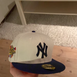 New era Fitted  - Säljer en helt oanvänd rep New era fitted eftersom den satt lite för stort (storlek 7.5) den har en liten invikning på framsidan men annars är den nästintill felfri. 