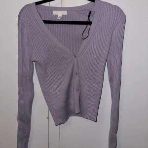 Lilla Kofta/tröja  - Lilla kofta eller tröja använd 5-6 gånger-kontakta för mer information 