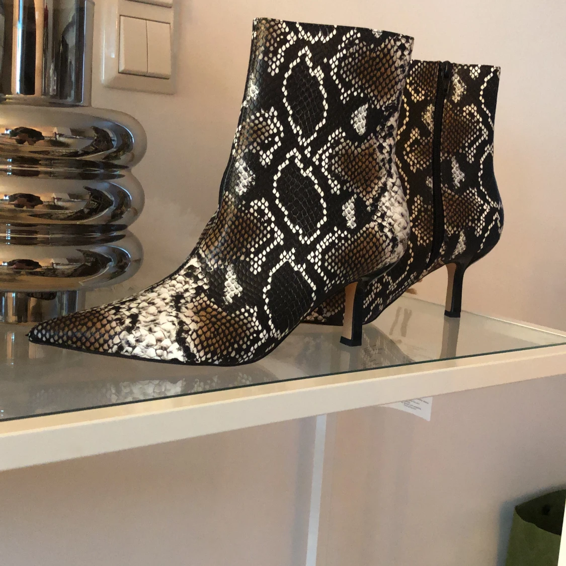 Helt nya boots i ormimitation