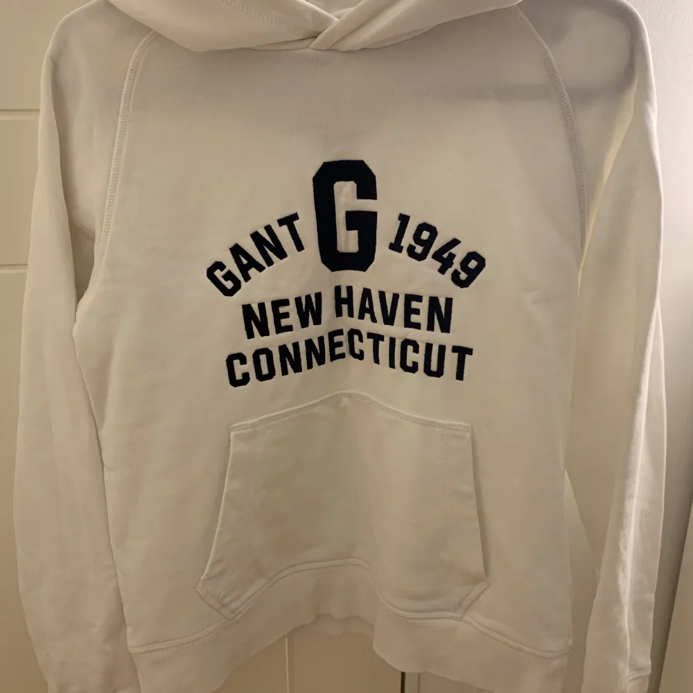 Säljer denna jättefina Gant hoodie då den blivit aningen för liten för mig, trycket på hoodien är mörkblått. En liten lagning syns till höger på fickan men den märks inte mycket. I övrigt inga defekter. Hoodies.