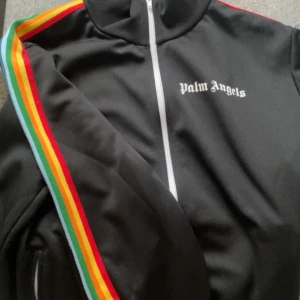 Palm Angels Tracktop  - Palm Angels Tracktop Storlek XL Mycket bra skick, 8/10. Inga flaws. Kan både skickas med posten eller mötas upp i Malmö eller i närheten. 