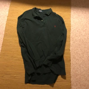 Mörkgrön Ralph Lauren pike långärmad  - Skickar mer bilder på förfrågan 
