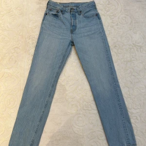 Levi’s Jeans - Säljer mina ljus blåa jeans eftersom dem blev tyvär liten på mig. De är jättefina och kan lätt passa med vita skor som Airforces 1. Storlek W25- L30. Köpt från Levi’s affären