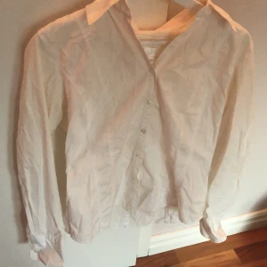 Vit skjorta  - Säljer min vita skjorta som knappt är använd👌 Säljer för plats i garderoben🫶🏼