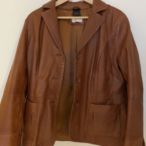 Läderjacka - Vintage läderjack i 100% läder köpt här på Plick men sällan använd💕 storlek M men passar även S, superfint skick. 300kr + frakt 📦