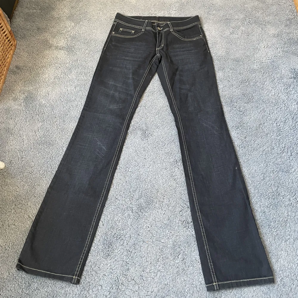 Lågmidjade raka jeans med så snygga sömmar💕Står 29/34 men skulle säga tar de passar någon som brukar ha 27 eller 28 i midjan!. Jeans & Byxor.