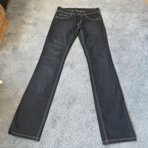 Lågmidjade jeans - Lågmidjade raka jeans med så snygga sömmar💕Står 29/34 men skulle säga tar de passar någon som brukar ha 27 eller 28 i midjan!