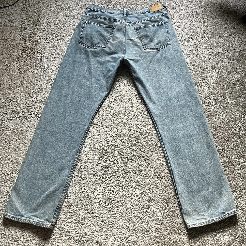 Weekday jeans, modellen space. Inte använda särskilt mycket då de inte är min stil på jeans längre. Alltså bra skick. Storleken är W 33 L 34.. Jeans & Byxor.