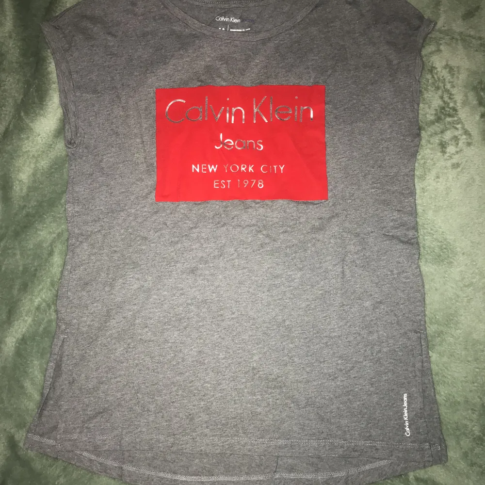 Grå Calvin Klein t-shirt. T-shirts.