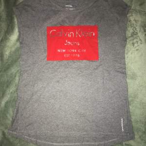 Grå Calvin Klein t-shirt