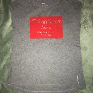 Grå Calvin Klein t-shirt